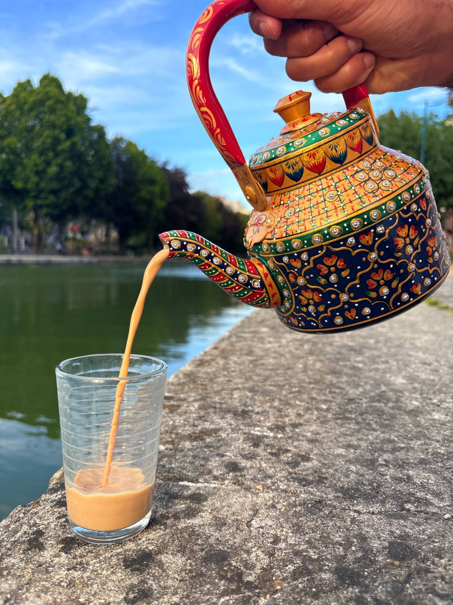 Masala chai versé au bord du canal Saint-Martin