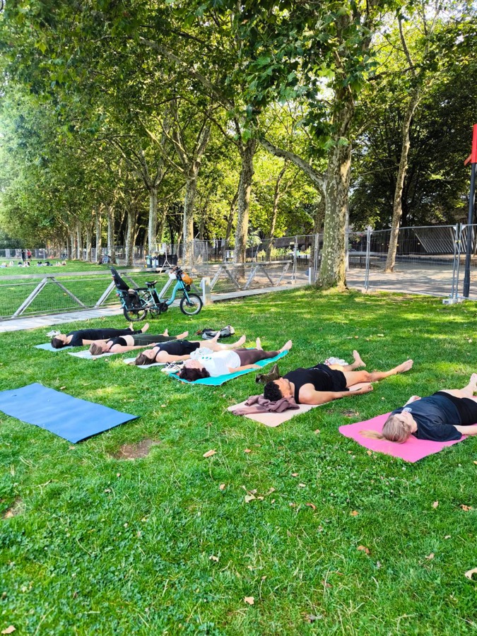 Cours communautaire en extérieur au Parc de la Villette